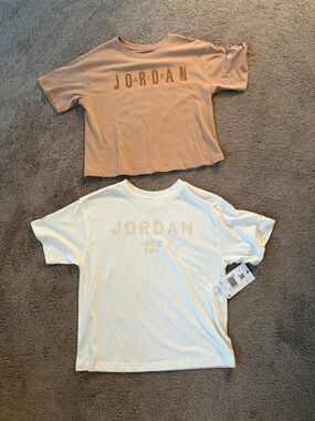 2 Jordan Kids Short Sleeve Logo Tees in White and Tan